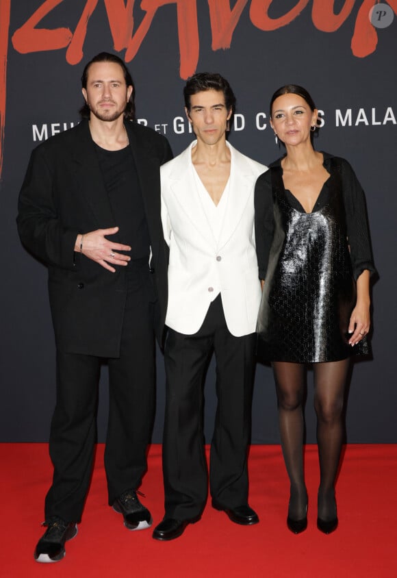 Bastien Bouillon, Tahar Rahim et Marie-Julie Baup lors de l'avant-première du film "Monsieur Aznavour" au cinéma Le Grand Rex à Paris le 22 octobre 2024. © Coadic Guirec / Bestimage