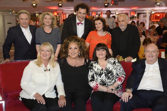 Charlotte de Turckheim, Marianne James, Lisa Angell, Bernard Mabille, Michel Drucker, Cécile Bois, Eric Antoine, Anne Roumanoff et Francis Perrin - Enregistrement de l'émission "Vivement Dimanche" à Paris le 13 mai 2015 et qui sera diffusée le 17 Mai 2015. Invité principal Charlotte de Turckheim