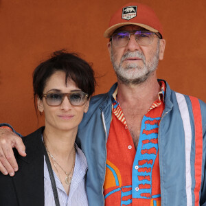 Eric Cantona et sa femme Rachida Brakni - Célébrités au village des Internationaux de France de tennis de Roland Garros 2024 à Paris le 7 juin 2024. © Jacovides-Moreau/Bestimage 