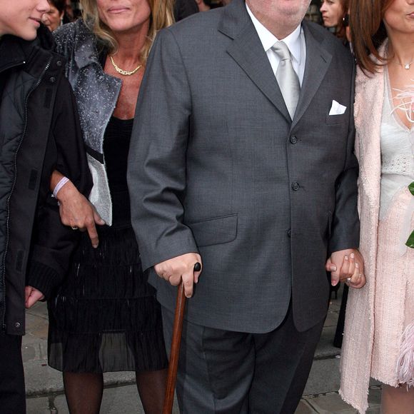 Les jeunes mariés Dominique Farrugia et Isabelle posent pour les photographes après leur mariage qui s'est déroulé à la mairie du 16e arrondissement de Paris, France, le samedi 22 janvier 2005. Photo par Mousse/ABACA.