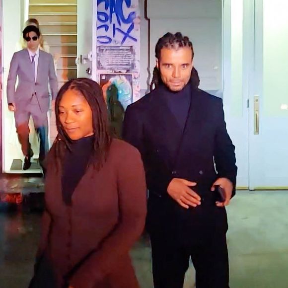 Voilà plusieurs semaines que les tabloïds du monde entier affirment qu'elle serait en couple avec Akala, un ex-rappeur et activiste britannique.
Exclusif - Le rappeur Akala sort de l'Atelier Jolie et alimente ainsi la rumeur de romance entre lui et Angelina Jolie le 5 octobre 2024. 