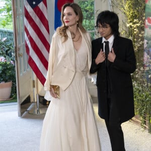 Angelina Jolie et son fils Maddox Jolie-Pitt à leur arrivée au dîner d'état donné en l'honneur du président sud-coréen et sa femme à la Maison Blanche à Washington. Le 26 avril 2023  Washington, DC.