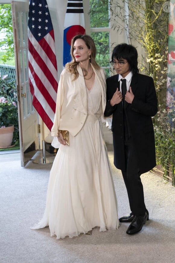 Angelina Jolie et son fils Maddox Jolie-Pitt à leur arrivée au dîner d'état donné en l'honneur du président sud-coréen et sa femme à la Maison Blanche à Washington. Le 26 avril 2023  Washington, DC.