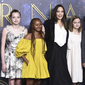 Angelina Jolie et ses enfants : Shiloh Jolie-Pitt , Zahara, Vivienne, Maddox, Knox Leon au photocall de la première du film Les Eternels (Eternals) au cinéma BFI Imax de Londres le 27 octobre 2021. © Future-Image via ZUMA Press / Bestimage