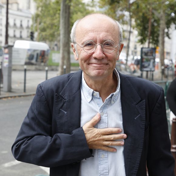 Tout en ajoutant : "Je fais partie d'une génération qui a ouvert les yeux sur le féminisme dans les années 1970. Il faut déconstruire le partriarcat".
Exclusif - Philippe Geluck à la sortie des studios de RTL à Paris, France, le 28 août 2023.