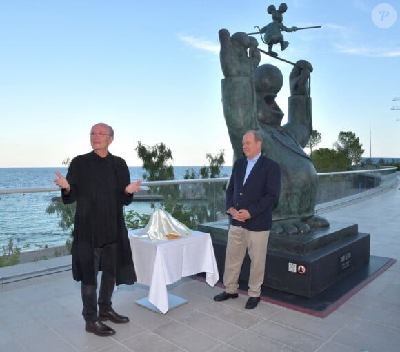 Exclusif - Philippe Geluck et le prince Albert II de Monaco durant l'inauguration de l'exposition du Chat de Philippe Geluck à Monaco, le 5 juillet 2022, sur la Promenade du Larvotto. "Le Chat Déambule" est à découvrir du 6 juillet au 2 octobre 2022.