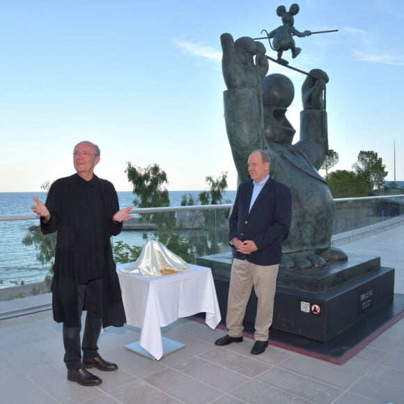 Exclusif - Philippe Geluck et le prince Albert II de Monaco durant l'inauguration de l'exposition du Chat de Philippe Geluck à Monaco, le 5 juillet 2022, sur la Promenade du Larvotto. "Le Chat Déambule" est à découvrir du 6 juillet au 2 octobre 2022.