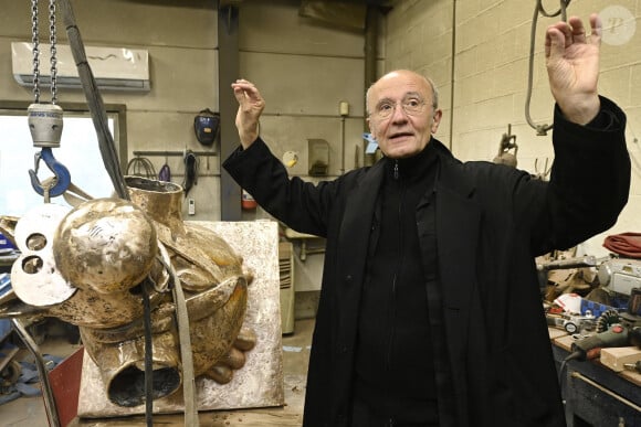 Et de compléter : "Je suis totalement investi dans notre couple, dans notre ménage, dans l'éducation des enfants et maintenant des petits-enfants".
Philippe Geluck visite l'atelier où sont réalisées les sculptures du Chat à l'occasion de la sortie de deux livres " Les mots du Chat " et " Le Chat déambule " à Alost, le 8 octobre 2021. 