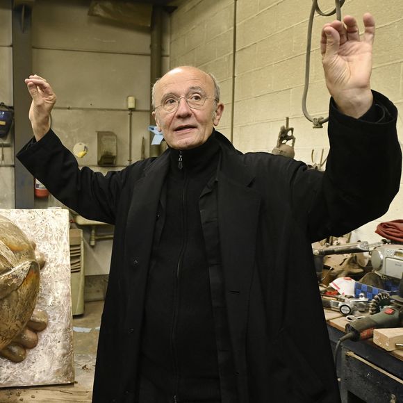 Et de compléter : "Je suis totalement investi dans notre couple, dans notre ménage, dans l'éducation des enfants et maintenant des petits-enfants".
Philippe Geluck visite l'atelier où sont réalisées les sculptures du Chat à l'occasion de la sortie de deux livres " Les mots du Chat " et " Le Chat déambule " à Alost, le 8 octobre 2021. 