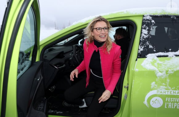 Alexandra Lamy - Les célébrités prennent le volant sur le circuit sur glace Skoda dans le cadre du 27ème festival International du Film de Comédie de l'Alpe d'Huez, le 19 janvier 2023. © Dominique Jacovides / Bestimage