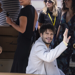 "T'es amoureuse en ce moment ?" lui demande Loris Giuliano. "C'est la cata..." répond alors l'actrice, visiblement un peu gênée d'aborder ce sujet. 
Adèle Exarchopoulos et François Civil - Arrivées au défilé de mode Jacquemus Cruise "La Casa" à la Casa Malaparte à Capri, Italie, le 10 juin 2024. © Borde-Da Silva/Bestimage 