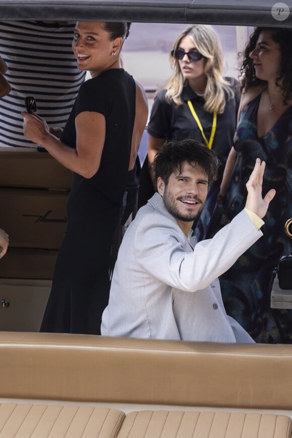 "T'es amoureuse en ce moment ?" lui demande Loris Giuliano. "C'est la cata..." répond alors l'actrice, visiblement un peu gênée d'aborder ce sujet. 
Adèle Exarchopoulos et François Civil - Arrivées au défilé de mode Jacquemus Cruise "La Casa" à la Casa Malaparte à Capri, Italie, le 10 juin 2024. © Borde-Da Silva/Bestimage 