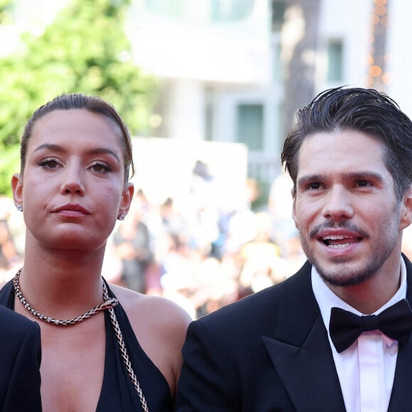 "Ça fait combien de temps ?", "Ça fait... c'est le début. Personne sait. Enfin tout le monde croit savoir mais non. Ça va faire un an" précise la jeune femme.
Adèle Exarchopoulos, François Civil - Montée des marches du film " L'amour ouf " lors du 77ème Festival International du Film de Cannes, au Palais des Festivals à Cannes. Le 23 mai 2024 © Jacovides-Moreau / Bestimage 