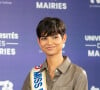 Il s'agit d'une maladie neurologique rare, caractérisée par des mouvements involontaires anormaux qui se répètent de manière épisodique. 
Eve Gilles, Miss France 2024, à l'Université des Maires de l'Ouest parisien à Port-Marly (Yvelines), le 9 octobre 2024. © Kevin Domas / Panoramic / Bestimage 