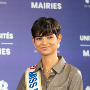 Il s'agit d'une maladie neurologique rare, caractérisée par des mouvements involontaires anormaux qui se répètent de manière épisodique. 
Eve Gilles, Miss France 2024, à l'Université des Maires de l'Ouest parisien à Port-Marly (Yvelines), le 9 octobre 2024. © Kevin Domas / Panoramic / Bestimage 