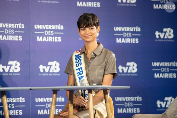 Il s'agit d'une maladie neurologique rare, caractérisée par des mouvements involontaires anormaux qui se répètent de manière épisodique. 
Eve Gilles, Miss France 2024, à l'Université des Maires de l'Ouest parisien à Port-Marly (Yvelines), le 9 octobre 2024. © Kevin Domas / Panoramic / Bestimage 