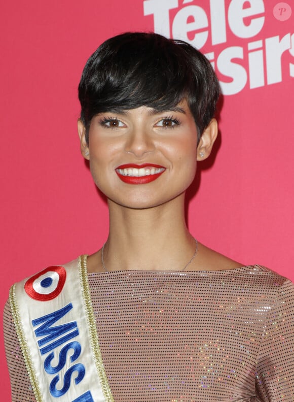 Selon ses formes, la dyskinésie paroxystique toucherait entre une personne sur 150 000 et une personne sur 1 million.
Eve Gilles, Miss France 2024 - Photocall de la soirée "Télé Loisirs Awards 2024" aux Jardins du Pont-Neuf à Paris le 23 septembre 2024. © Coadic Guirec/Bestimage