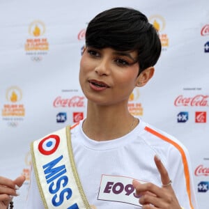 Eve Gilles, Miss France, a révélé être atteinte de dyskinésie paroxystique.
Eve Gilles, Miss France - Dany Boon, dernier porteur de la flamme olympique dans le Nord, a allumé le chaudron olympique sur l'esplanade du Champs de Mars à Lille.