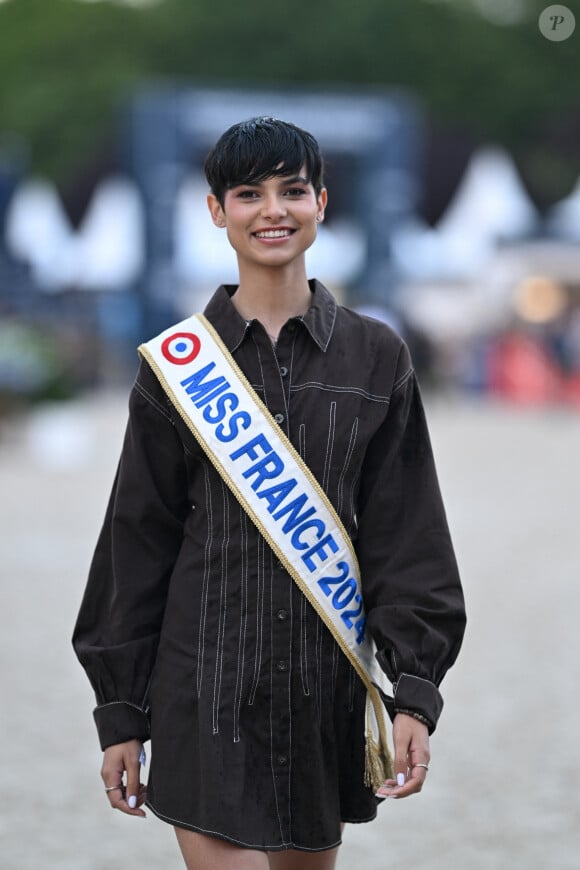 Eve Gilles, Miss France 2024 - Miss France 2024 fait une apparition lors de la 10ème édition du "Longines Paris Eiffel Jumping" à la Plaine de Jeux de Bagatelle à Paris le 21 juin 2024. © Veeren / Perusseau / Bestimage 