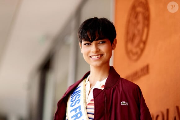 Ève Gilles (Miss France 2024) - Célébrités au village des Internationaux de France de tennis de Roland Garros 2024 à Paris le 6 juin 2024. © Jacovides / Moreau / Bestimage 