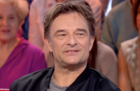 David Hallyday est apparu avec ses enfants et sa femme Alexandra dans le reportage.
David Hallyday dans l'émission Vivement Dimanche 