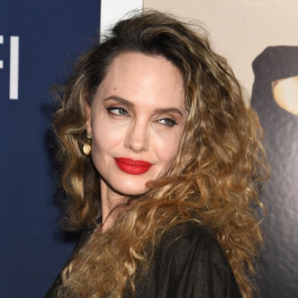 L'actrice de 49 ans est apparue avec des boucles volumineuses, un changement par rapport à son style habituel 
Angelina Jolie lors de la présentation de Maria à l'AFI Fest 2024 au TCL Chinese Six Theatre le 26 octobre 2024.