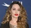 Elle a complété son look avec des boucles d'oreilles pendantes, un rouge à lèvres vif et une manucure assortie
Angelina Jolie lors de la présentation de Maria à l'AFI Fest 2024 au TCL Chinese Six Theatre le 28 octobre 2024.