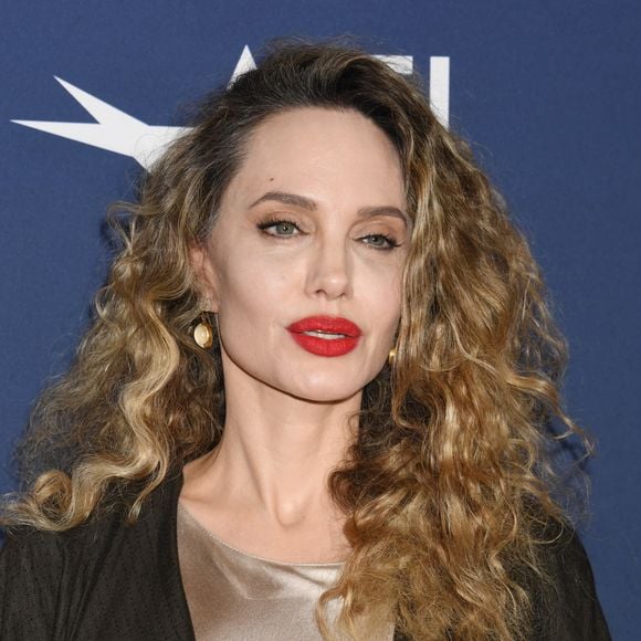 Elle a complété son look avec des boucles d'oreilles pendantes, un rouge à lèvres vif et une manucure assortie
Angelina Jolie lors de la présentation de Maria à l'AFI Fest 2024 au TCL Chinese Six Theatre le 28 octobre 2024.