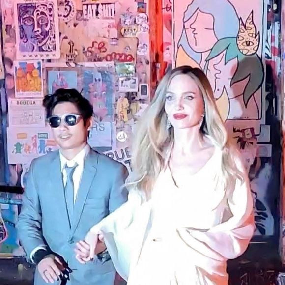 Exclusif - Le rappeur Akala sort de l'Atelier Jolie et alimente ainsi la rumeur de romance entre lui et Angelina Jolie le 5 octobre 2024. 