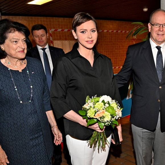 La natation est la passion d'une vie de la princesse Charlene qui a rencontré son prince dans ce cadre là il y a plus de 20 ans.
Exclusif - Mme Yvette Lambin-Berti, secrétaire général du Comité Olympique Monégasque, la princesse Charlene de Monaco et le prince Albert II de Monaco durant le 40eme Meeting International Natation de Monte-Carlo à la piscine du stade Louis II de Monaco, le 21 mai 2023. © Bruno Bebert/Bestimage