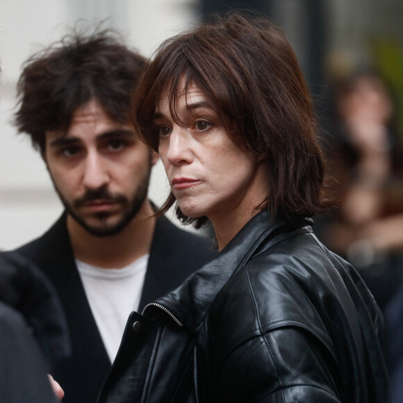 Aujourd'hui tout a changé
Charlotte Gainsbourg et son fils Ben Attal lors de la cérémonie de dévoilement de la plaque "Maison des Illustres" de la Maison Gainsbourg à Paris, France, le 2 avril 2024. © Christophe Clovis/Bestimage 