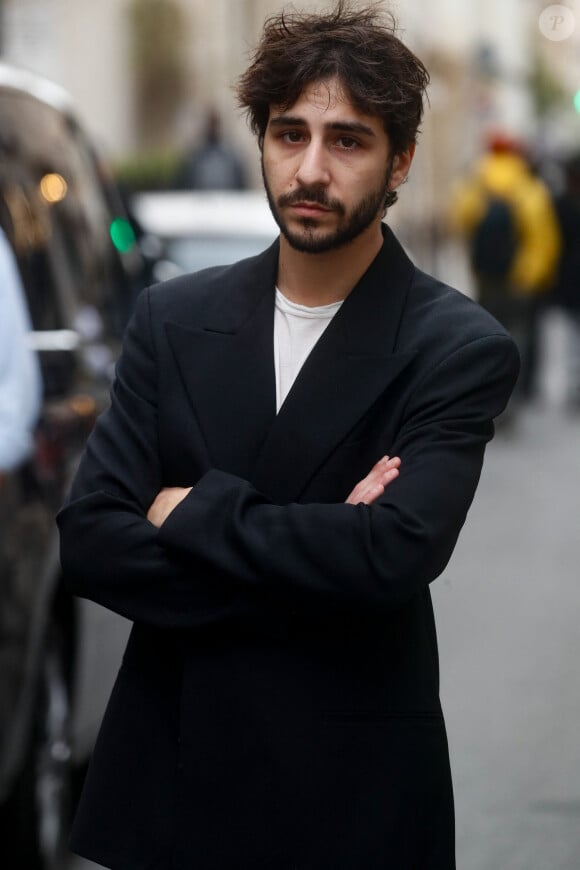 Ben Attal lors de la cérémonie de dévoilement de la plaque "Maison des Illustres" de la Maison Gainsbourg à Paris, France, le 2 avril 2024. © Christophe Clovis/Bestimage 