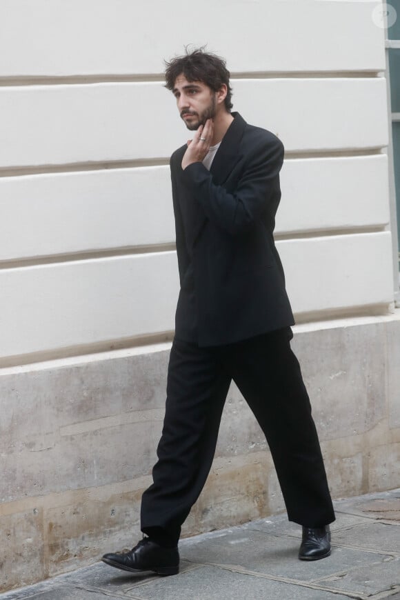 Ben Attal lors de la cérémonie de dévoilement de la plaque "Maison des Illustres" de la Maison Gainsbourg à Paris, France, le 2 avril 2024. © Christophe Clovis/Bestimage 