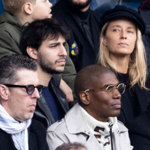 Ben Attal et sa femme Jordane Crantelle - Personnalités dans les tribunes du match de football en ligue 1 Uber Eats PSG / Reims au Parc des Princes à Paris le 10 mars 2024. 