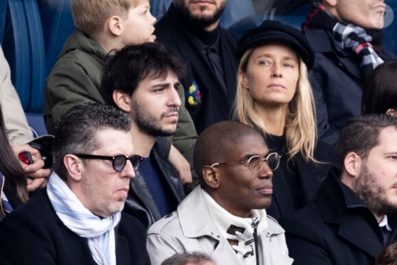 Ben Attal et sa femme Jordane Crantelle - Personnalités dans les tribunes du match de football en ligue 1 Uber Eats PSG / Reims au Parc des Princes à Paris le 10 mars 2024. 