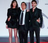 Il avait besoin de prendre son envol
Charlotte Gainsbourg avec son mari Yvan Attal et son fils Ben Attal à la première de "Les Choses Humaines" au 78ème Festival International du Film de Venise (Mostra), le 9 septembre 2021. 