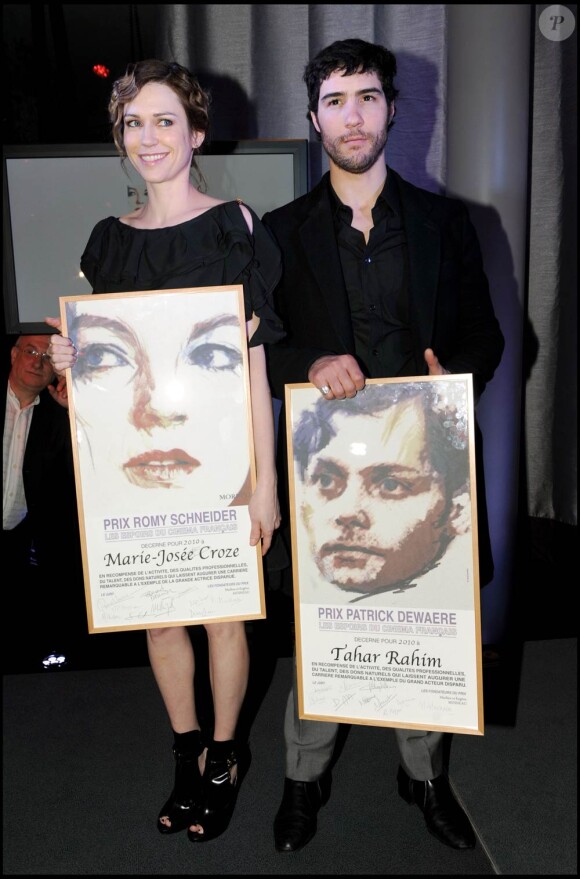 Tahar Rahim et Marie-Josée Croze à l'occasion de la remise des prix Romy Schneider et Patrick Dewaere, qui s'est tenue à l'Hôtel Renaissance, à Paris, le 29 mars 2010.