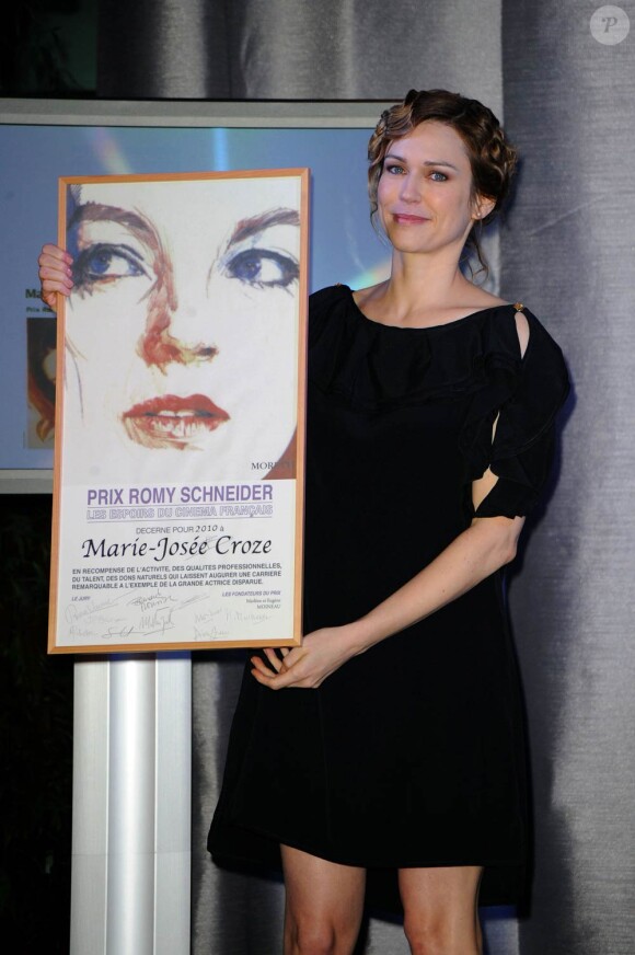 Marie-Josée Croze à l'occasion de la remise des prix Romy Schneider et Patrick Dewaere, qui s'est tenue à l'Hôtel Renaissance, à Paris, le 29 mars 2010.