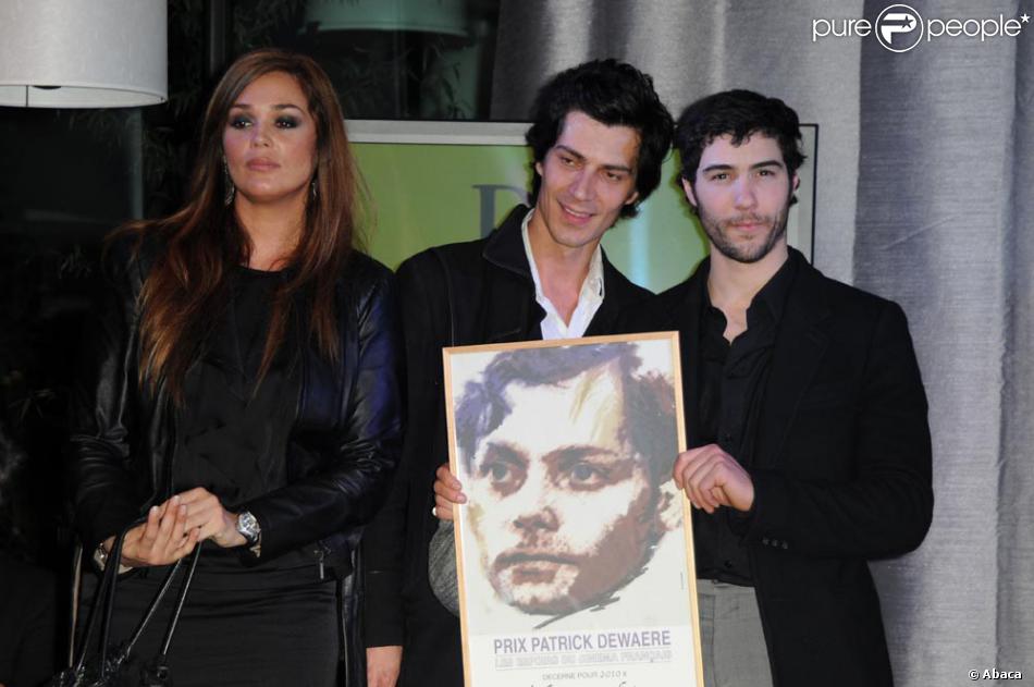 Tahar Rahim Et Lola La Fille De Patrick Dewaere Et Un Ami Purepeople Pendant de nombreuses années, la jeune femme refusera d'entendre parler de tout. tahar rahim et lola la fille de patrick