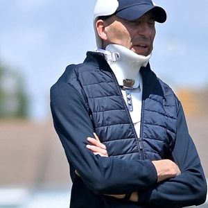 Nicolas Canteloup porte une minerve lors de la présentation de l'équipe de France des cavaliers à Saint-Martin de Bréhal, dans le nord-ouest de la France, le 16 juillet 2024, en vue des prochains Jeux olympiques et paralympiques de Paris 2024. Photo par Franck Castel/ABACAPRESS.COM