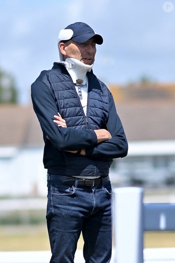 Nicolas Canteloup porte une minerve lors de la présentation de l'équipe de France des cavaliers à Saint-Martin de Bréhal, dans le nord-ouest de la France, le 16 juillet 2024, en vue des prochains Jeux olympiques et paralympiques de Paris 2024. Photo par Franck Castel/ABACAPRESS.COM