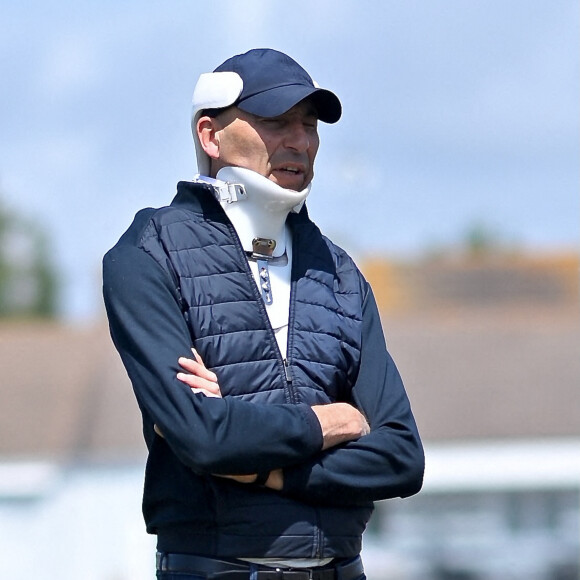 Nicolas Canteloup porte une minerve lors de la présentation de l'équipe de France des cavaliers à Saint-Martin de Bréhal, dans le nord-ouest de la France, le 16 juillet 2024, en vue des prochains Jeux olympiques et paralympiques de Paris 2024. Photo par Franck Castel/ABACAPRESS.COM