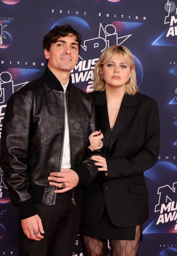 Florian Rossi et sa compagne Louane Emera au photocall de la 25ème cérémonie des "NRJ Music Awards (NMA)" au palais des Festivals et des Congrès de Cannes, France, le 10 novembre 2023. © Dominique Jacovides/Bestimage 