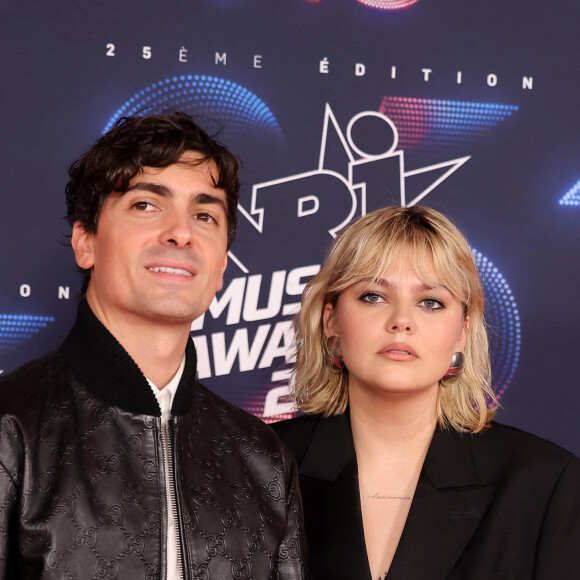 Florian Rossi et sa compagne Louane Emera au photocall de la 25ème cérémonie des "NRJ Music Awards (NMA)" au palais des Festivals et des Congrès de Cannes, France, le 10 novembre 2023. © Dominique Jacovides/Bestimage 