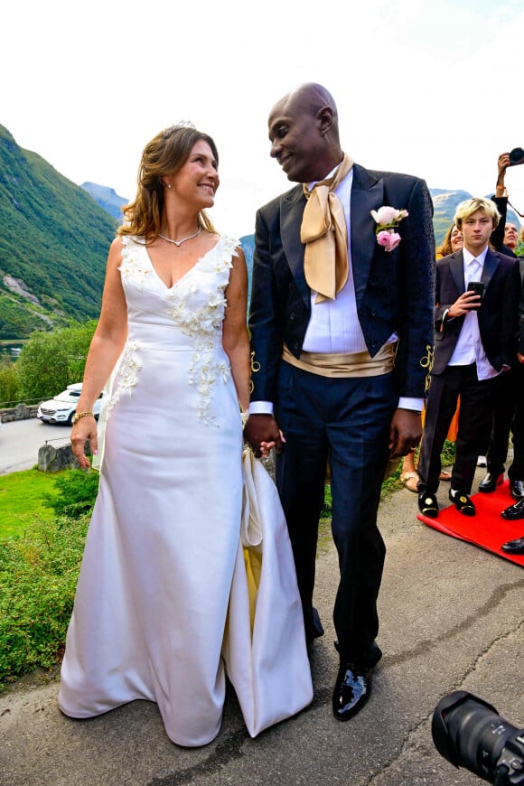 Il fait actuellement les gros titres de la presse norvégienne
Princesse Martha Louise, Durek Verrett sur le tapis rouge du mariage de la princesse norvégienne et du chaman américain autoproclamé à l'hôtel Union à Geiranger, Norvège. 31 août 2024. Photo par Mischa Schoemaker/ABACAPRESS.COM