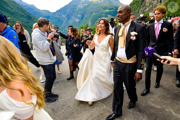 Et que risque t-il ?
Geiranger, NORVÈGE - La princesse Martha Louise de Norvège et Durek Verrett arrivent à leur fête de mariage à l'hôtel Unio à Geiranger. La princesse Martha Louise, l'aînée des enfants du roi Harald, s'est mariée samedi avec le chaman américain autoproclamé Durek Verrett. Sur la photo : La princesse Martha Louise, Durek Verrett