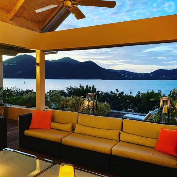 Il faut dire que la villa a de sacrés atouts comme une belle terrasse aménagée, aux banquettes immenses et confortables, idéales pour accueillir du monde
La villa du clan Belmondo sur l'île d'Antigua, au coeur de la discorde familiale et du conflit d'héritage