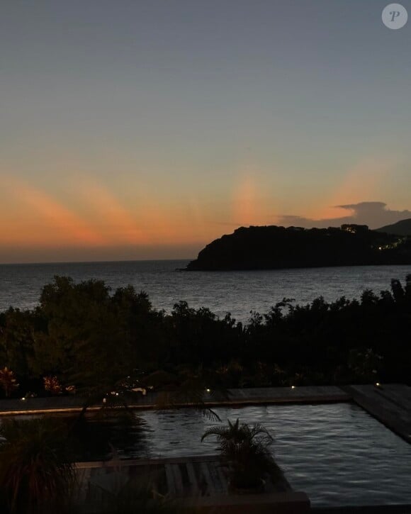 Sans parler de la vue imprenable et des magnifiques couchers de soleil qu'elle offre !
La villa du clan Belmondo sur l'île d'Antigua, au coeur de la discorde familiale et du conflit d'héritage