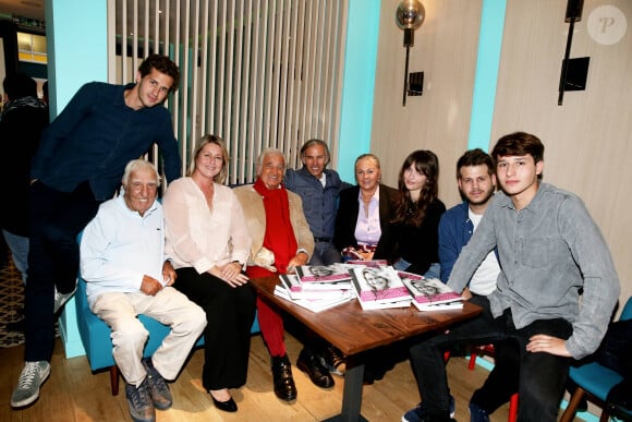 Victor Belmondo, Charles Gérard, Luana Belmondo, Jean-Paul Belmondo, Paul Belmondo, Florence Belmondo, Annabelle Belmondo, Alessandro et Giacomo Belmondo - A l'occasion du lancement de son nouveau livre "Mes recettes bonne humeur" (Editions du Cherche Midi), Luana Belmondo a réuni ses proches et amis épicuriens autour d'un Aperitivo concocté par le Chef Denny Imbroisi (Restaurant IDA) à Paris, le 13 Octobre 2016. © Dominique Jacovides/Bestimage  