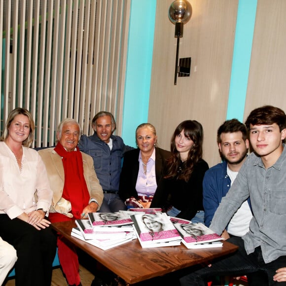 Victor Belmondo, Charles Gérard, Luana Belmondo, Jean-Paul Belmondo, Paul Belmondo, Florence Belmondo, Annabelle Belmondo, Alessandro et Giacomo Belmondo - A l'occasion du lancement de son nouveau livre "Mes recettes bonne humeur" (Editions du Cherche Midi), Luana Belmondo a réuni ses proches et amis épicuriens autour d'un Aperitivo concocté par le Chef Denny Imbroisi (Restaurant IDA) à Paris, le 13 Octobre 2016. © Dominique Jacovides/Bestimage  